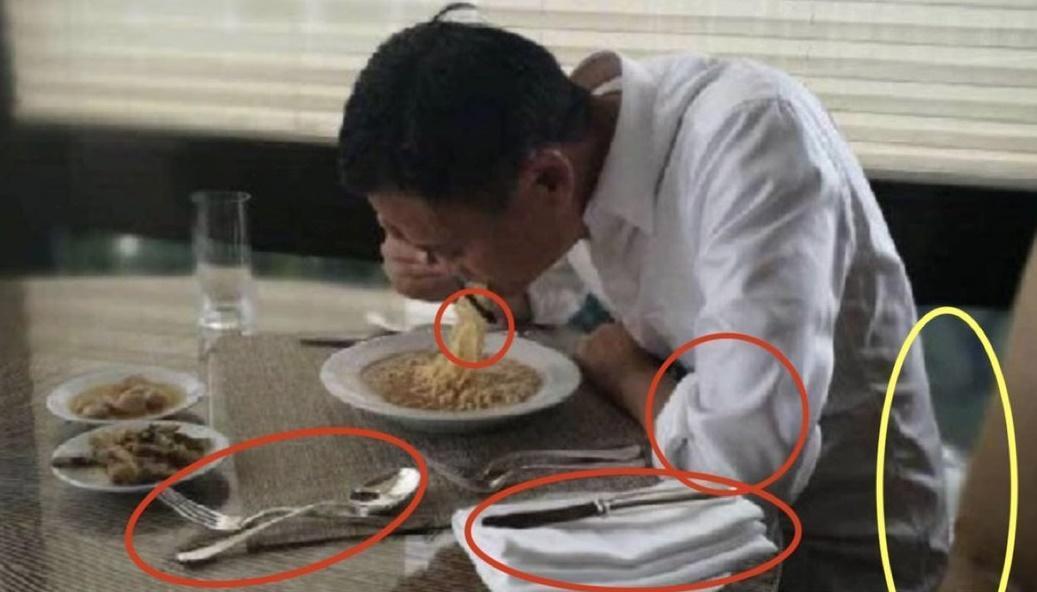 李文批評馬雲跟阿滴一樣「吃相不能再難看了!」吃麵吃到臉快掉進麵裡。(翻攝自李文臉書)