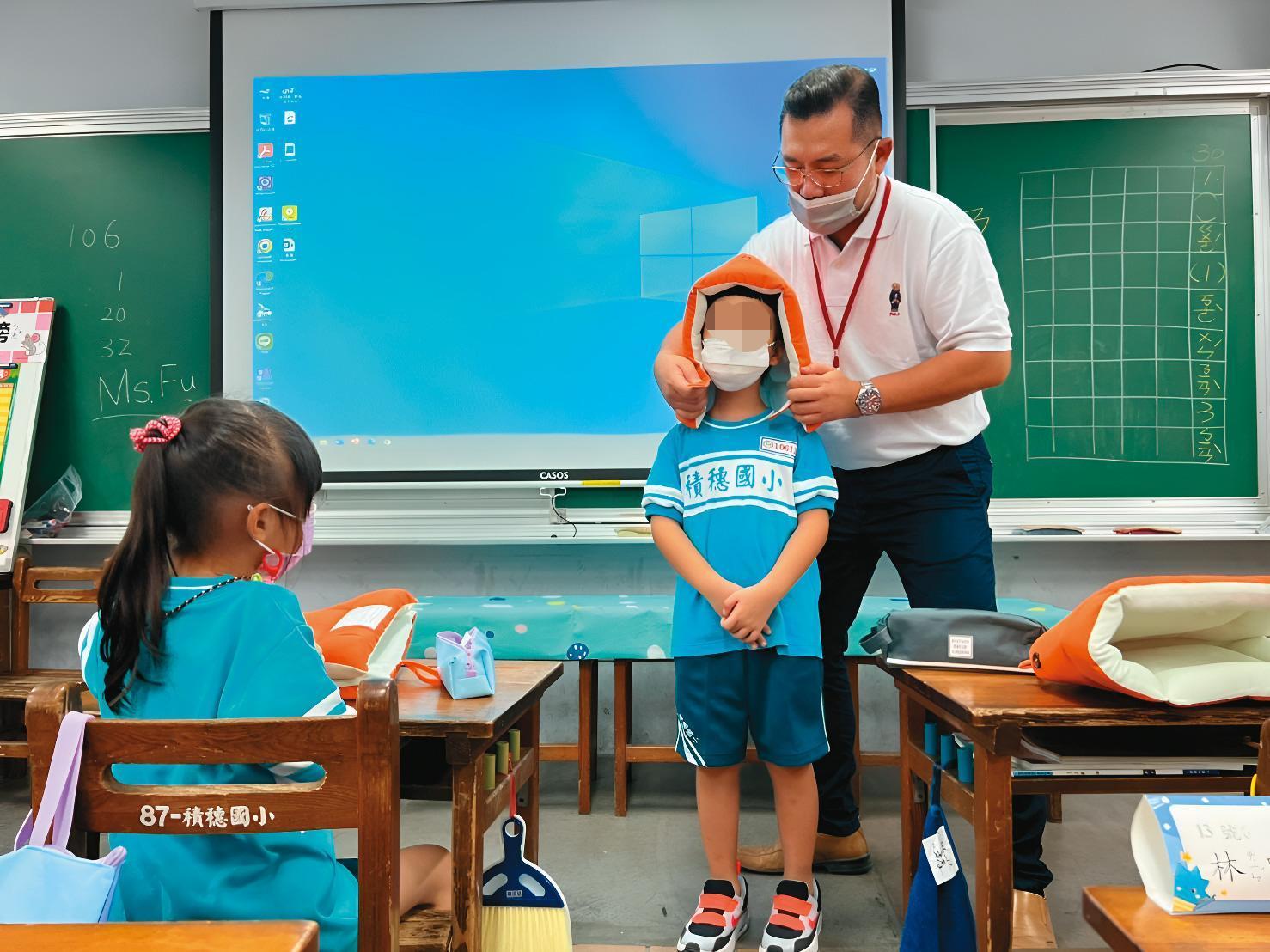 陳振豪曾因設計「防震頭套」獲表揚,登上媒體版面。(新北市教育局提供)