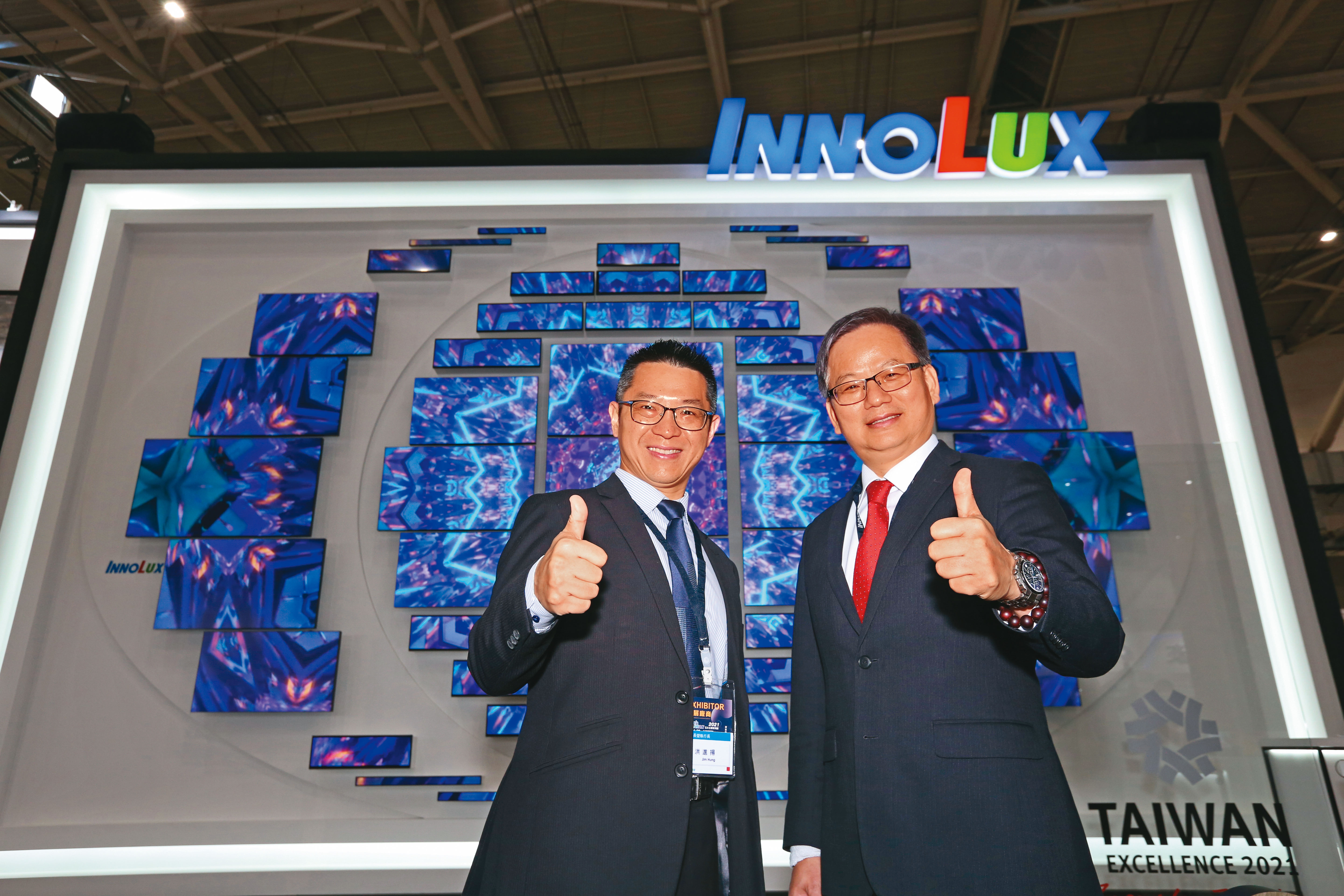 去年群創大虧279億元，董事長洪進揚（左）與經營階層全力尋找新藍海，在面板業紅海中突圍。右為總經理楊柱祥。