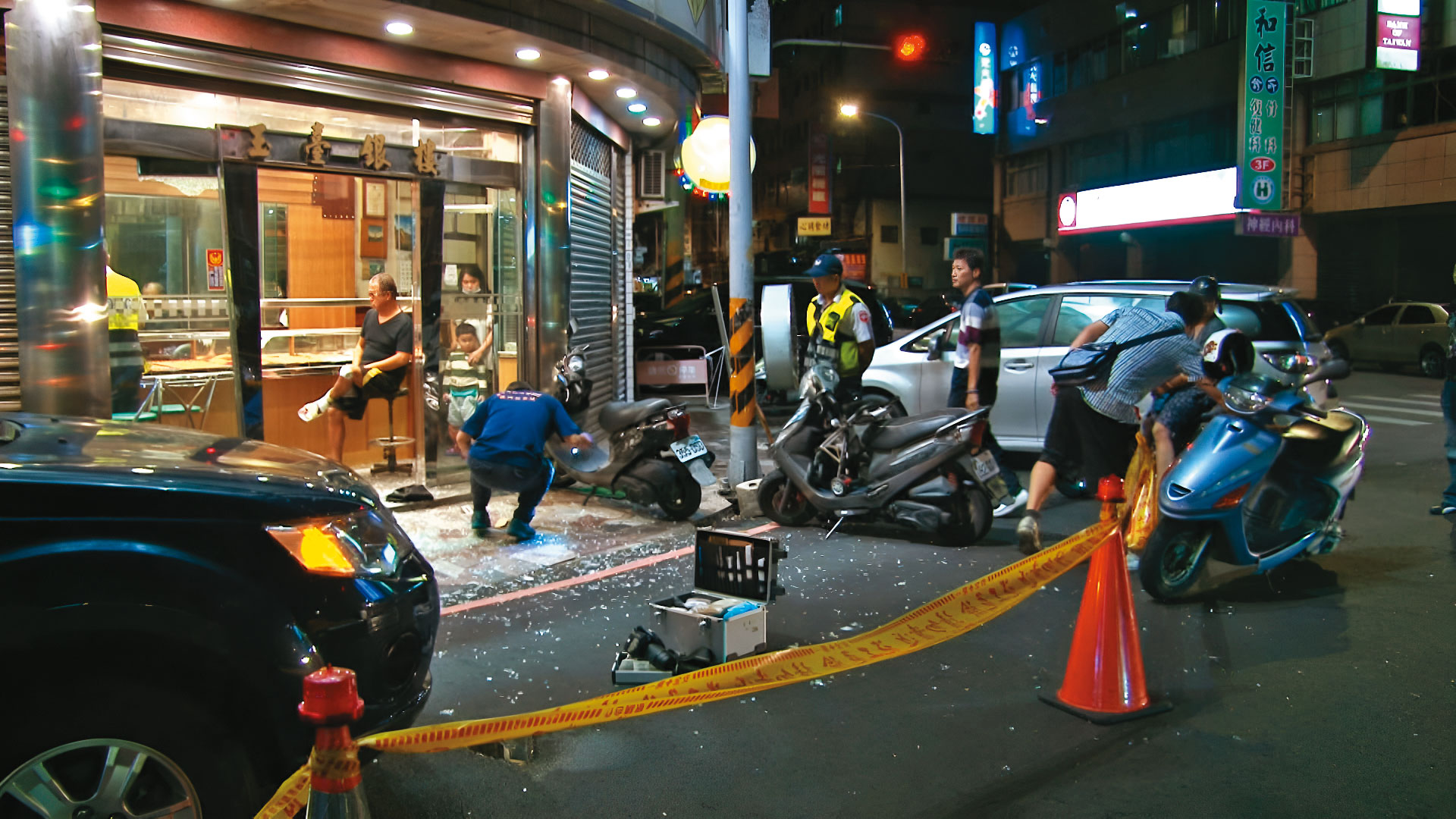 銀樓接連發生搶案，警方趕抵現場，圍起封鎖線蒐證。（東森新聞提供）