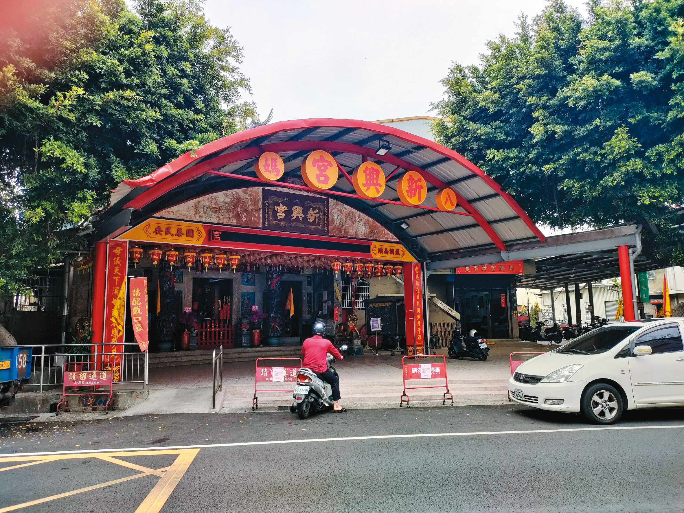 偵查隊長張添勝到八媽廟（圖）拜拜、求籤，希望早日破案。