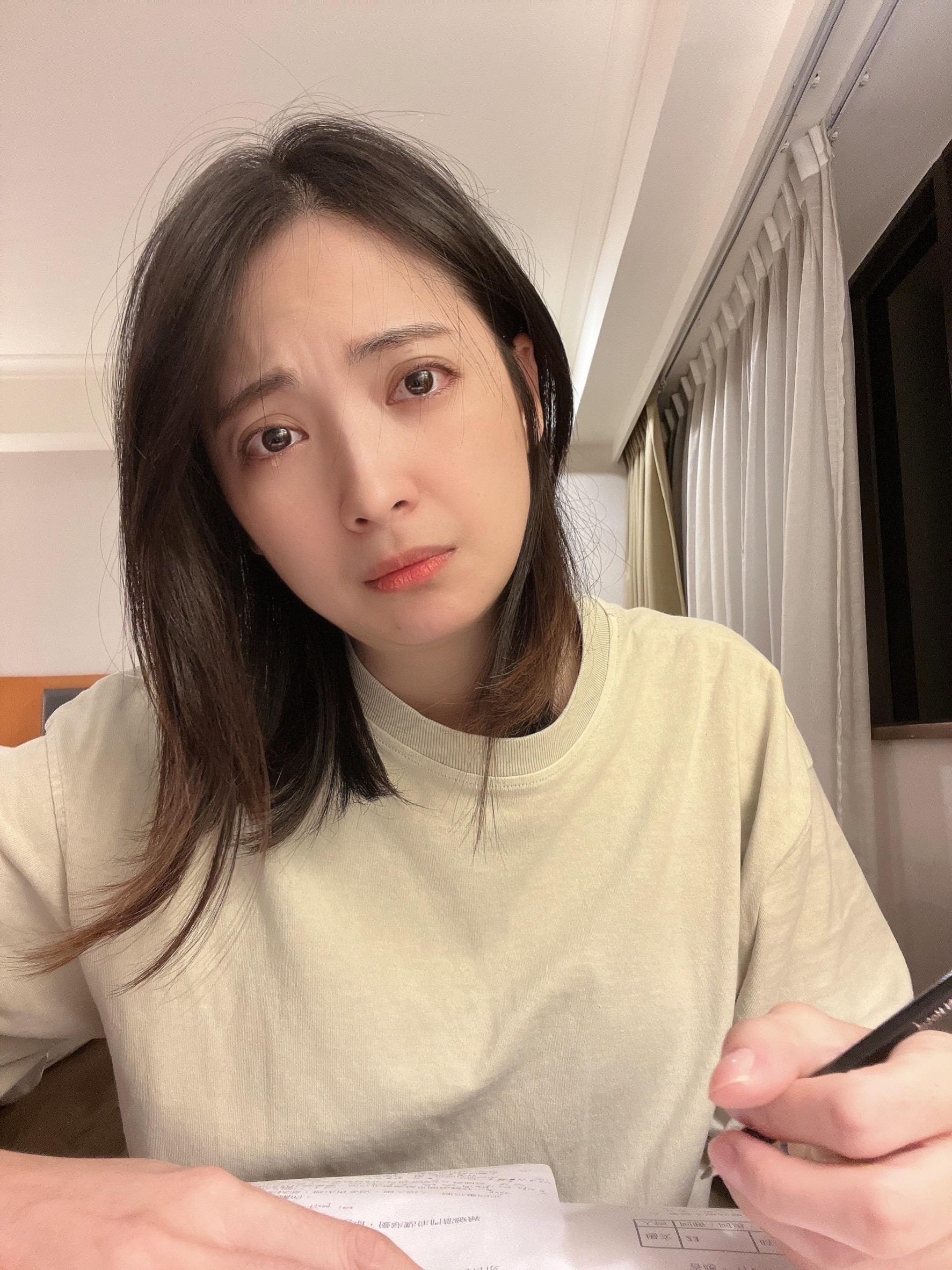 阿喜為〈暗夜微光〉私下練習哭戲。(客家電視提供)