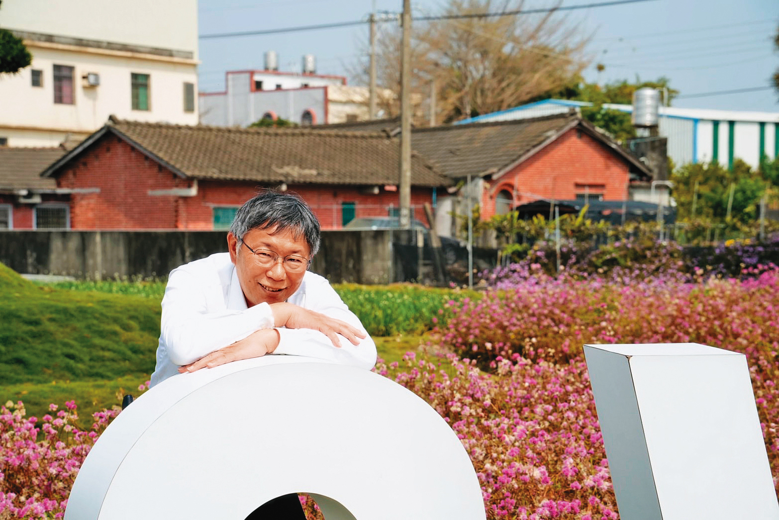 柯文哲有別於一般政治人物的行事作風,頗受部分年輕人歡迎。(民眾黨提供)