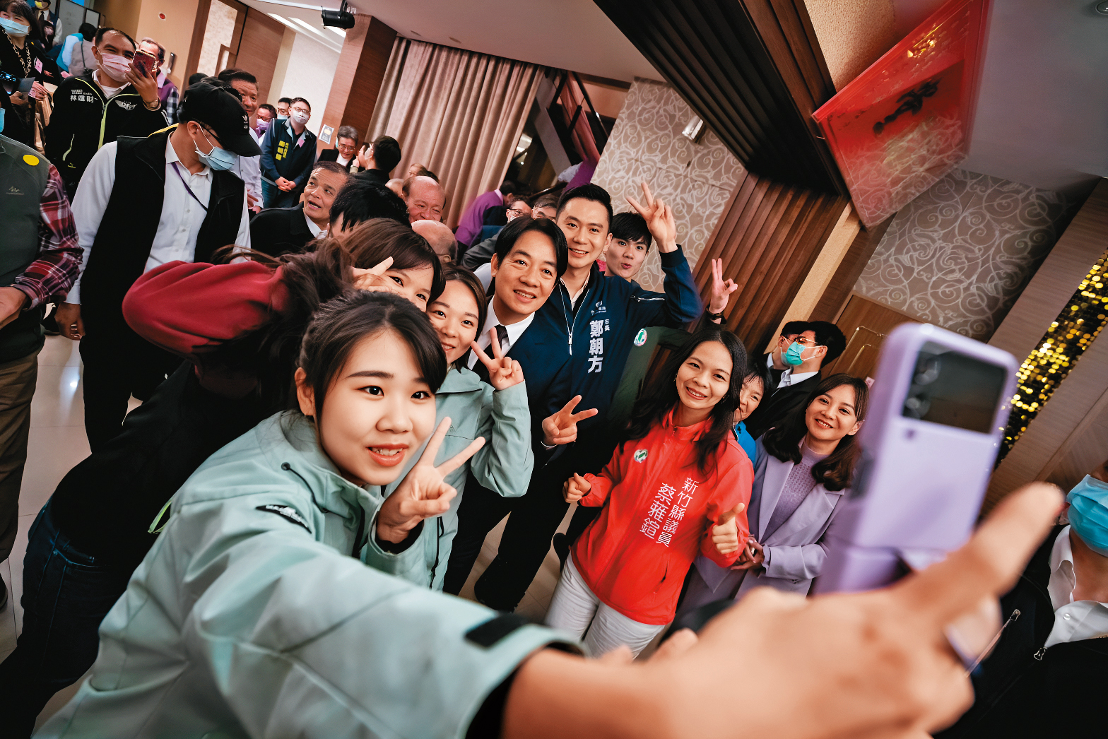 青年選票左右總統選戰勝負，各黨無不使出渾身解數爭取支持。（總統府提供）