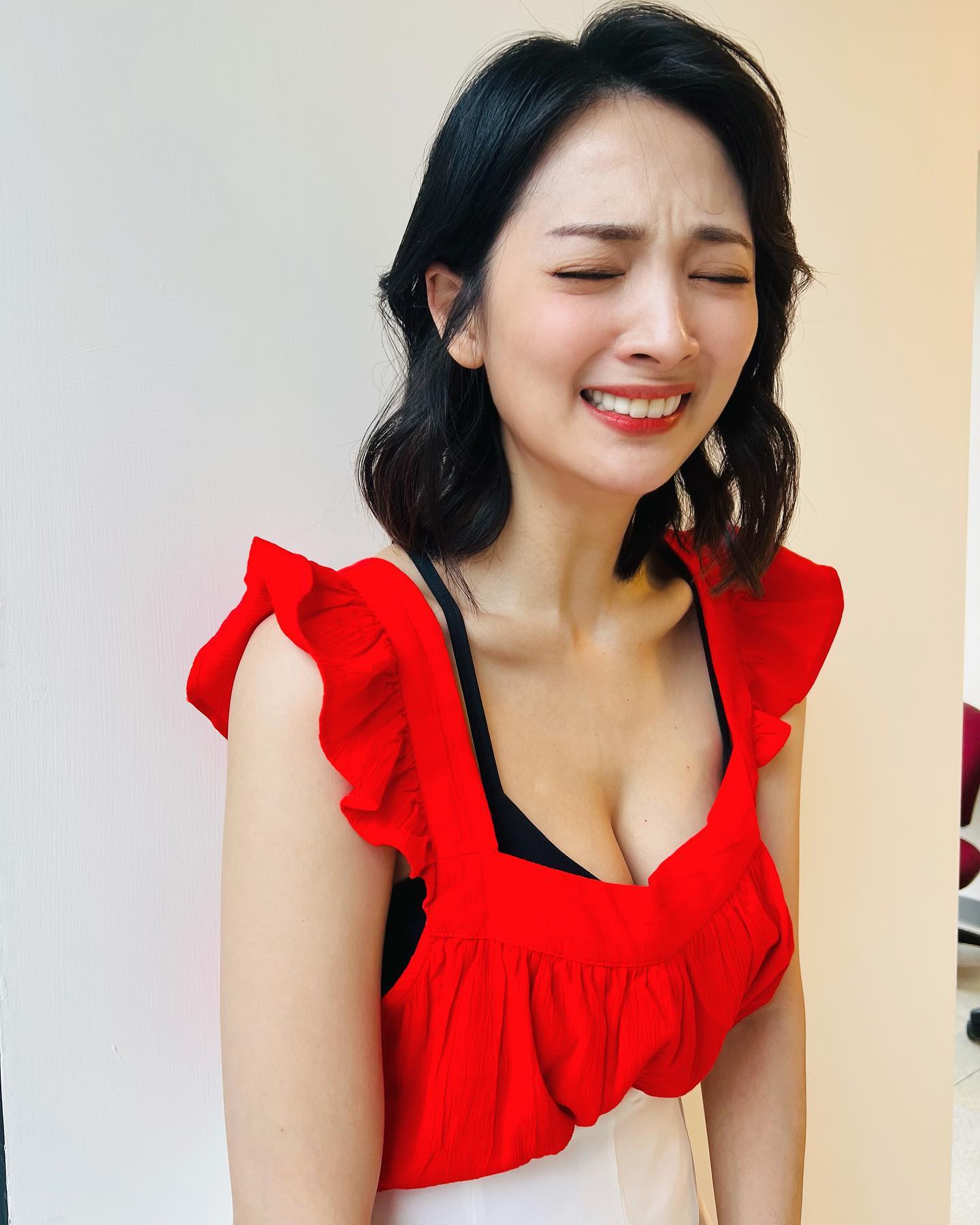 阿喜胸部豐滿卻要為戲束胸坦言不舒服。（臉書）