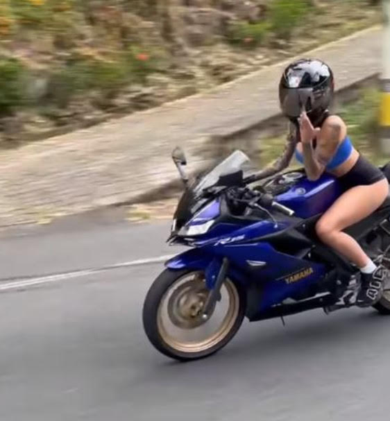重機女騎士超車時送上飛吻。(翻攝「BATAMotos」粉絲專頁)