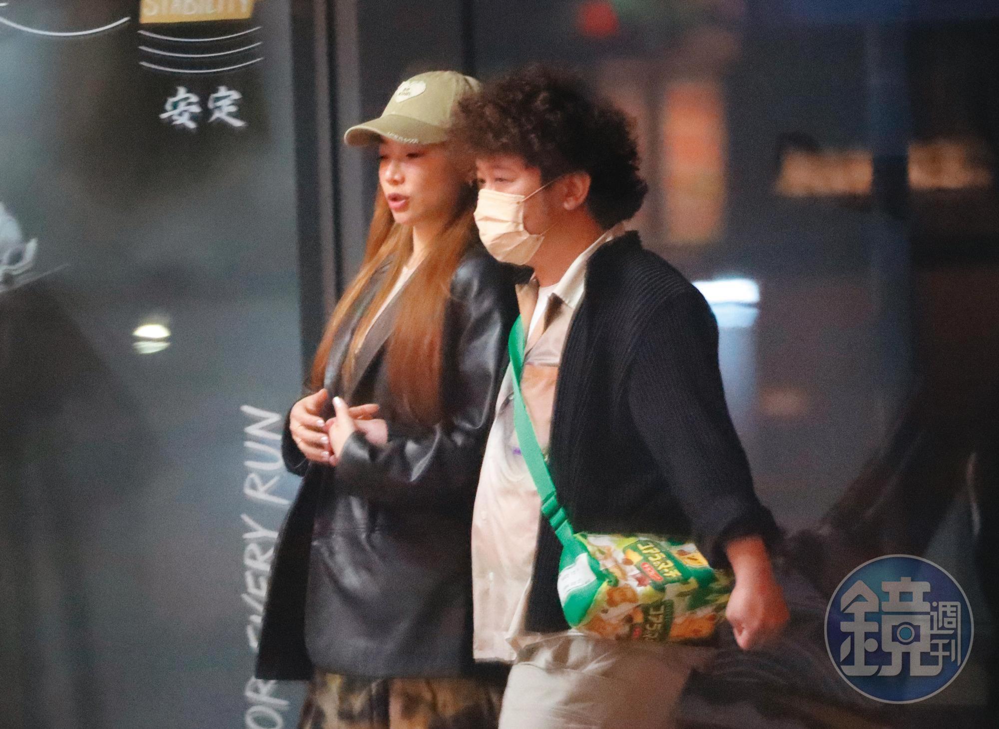 4月4日01:22,依依(左)將納豆(右)整隻手臂夾在腰側,應該是怕腳步仍有點不穩的納豆會跌倒。