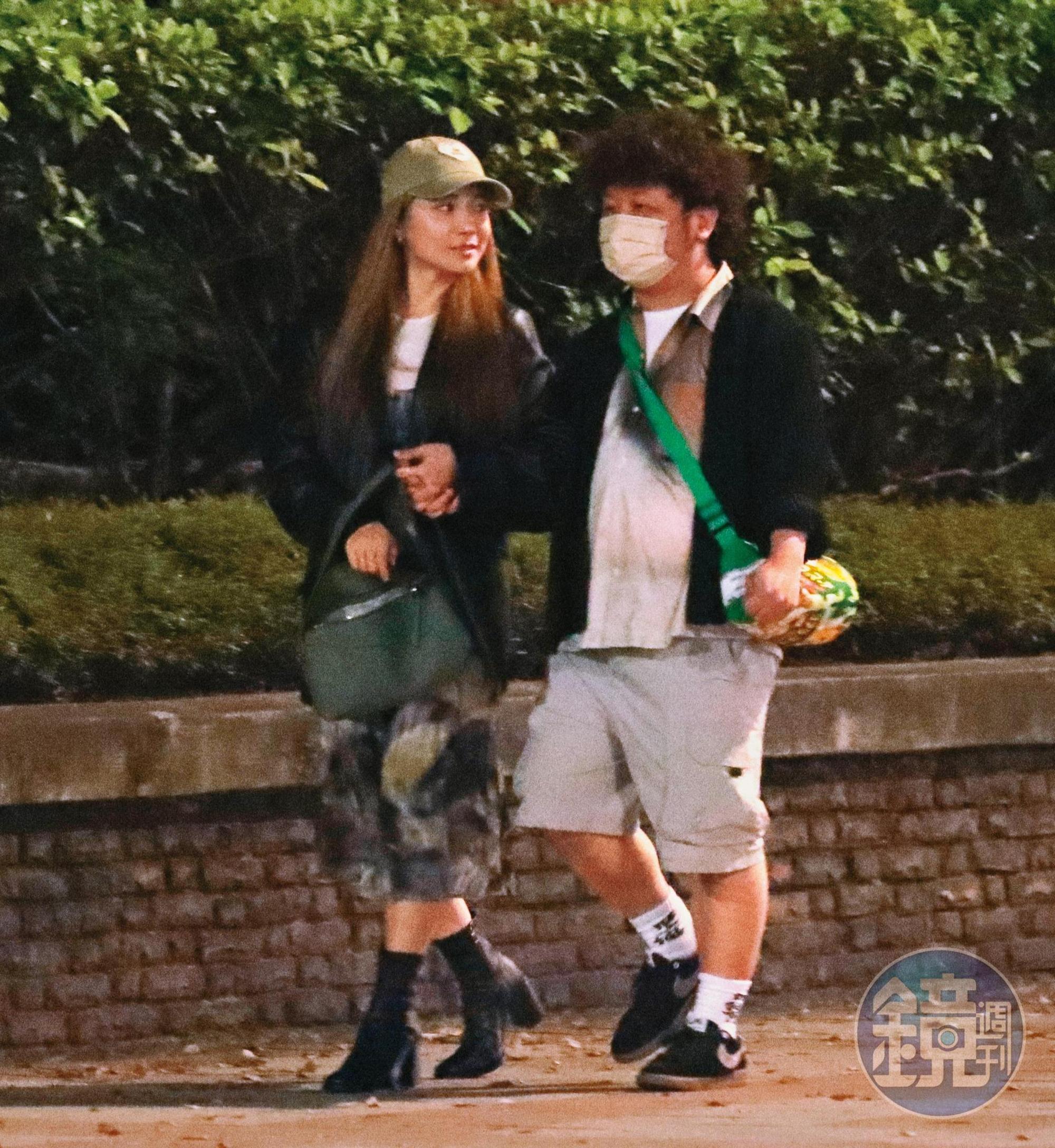 4月4日01:23,納豆(右)的步伐仍有些卡卡,依依(左)很有耐心的放慢腳步配合他。