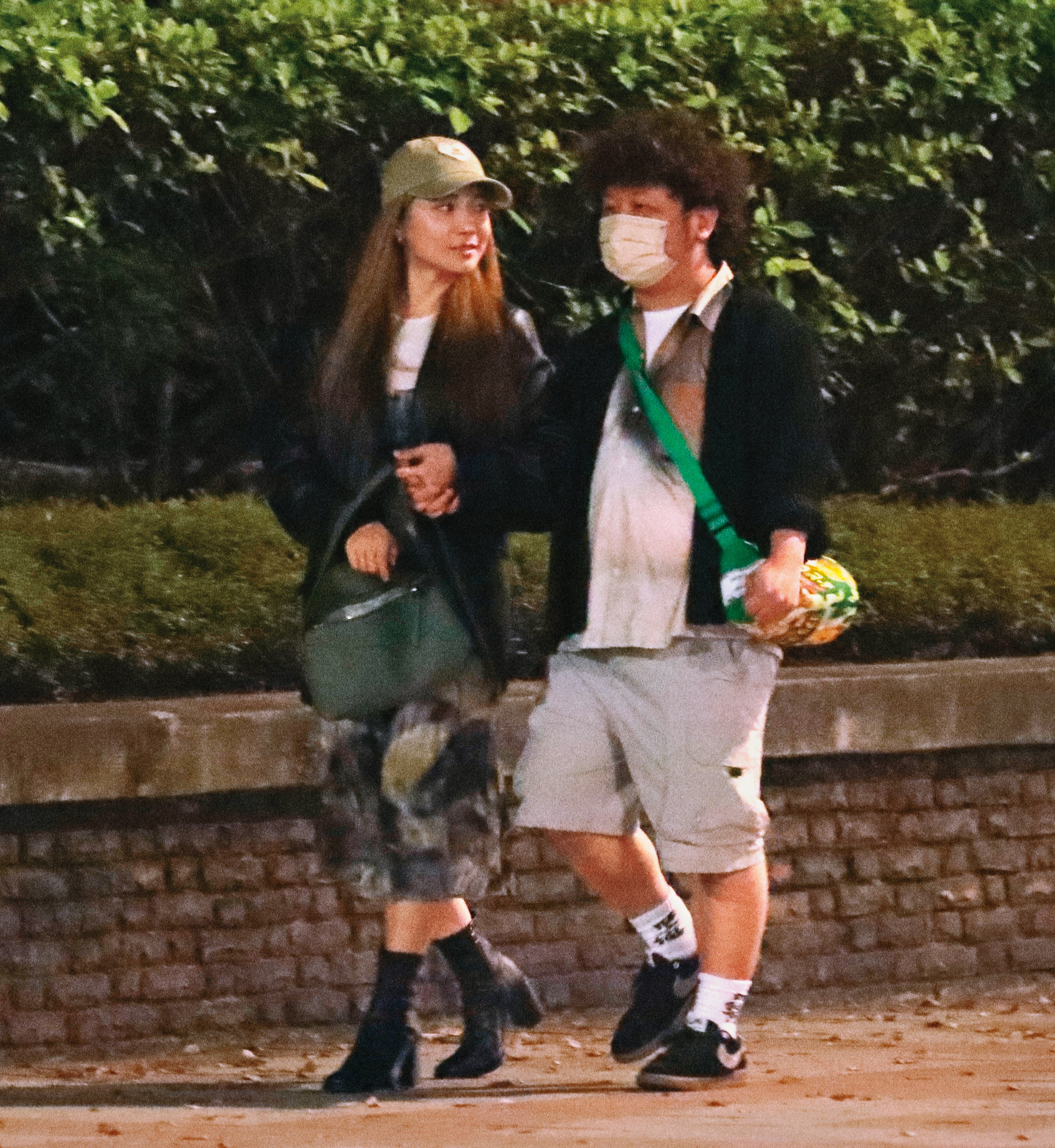 4月4日01:23,納豆(右)的步伐仍有些卡卡,依依(左)很有耐心的放慢腳步配合他。