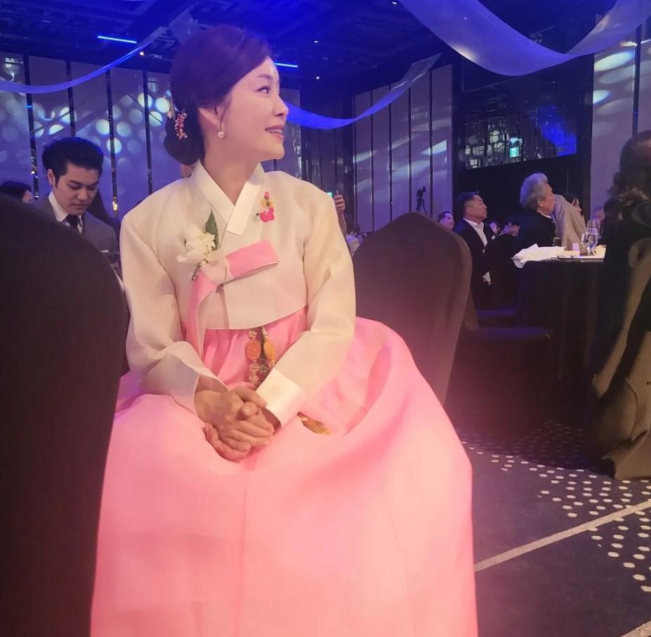 李多寅的媽媽甄美里以傳統韓服出席婚禮。(網路圖片)