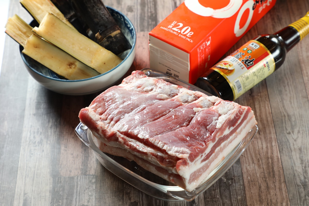 做金醬肉的材料簡單，靠時間醞釀出美味。