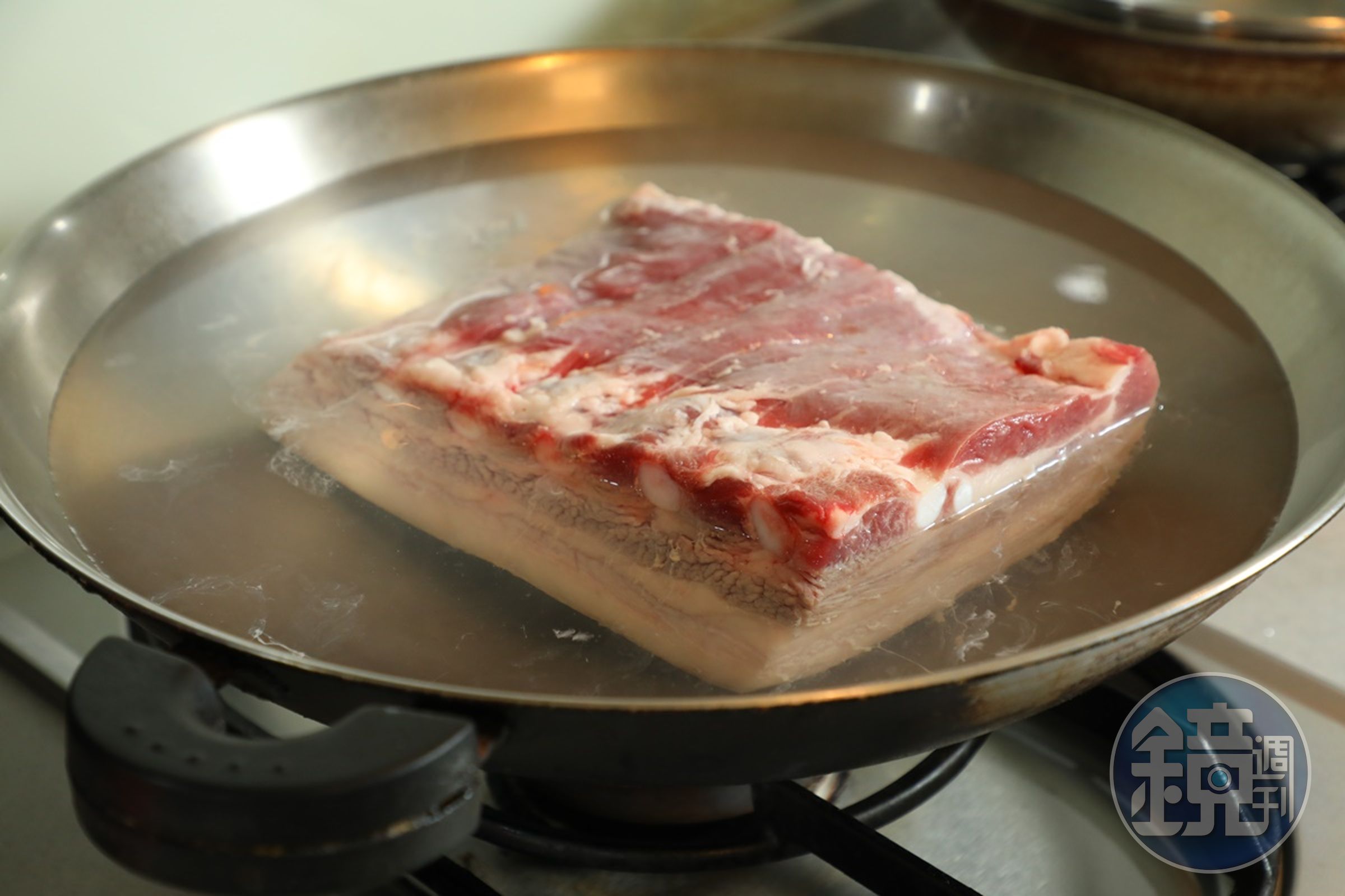 整塊豬肉汆燙。