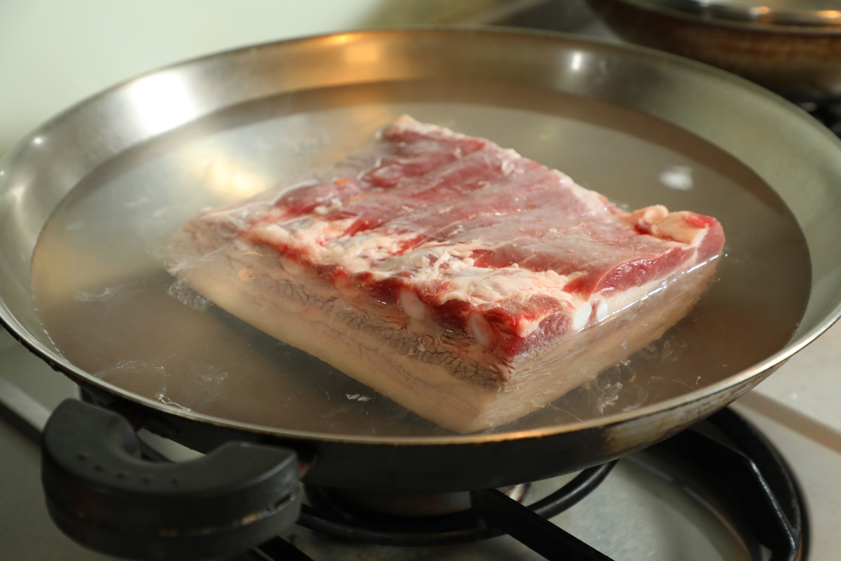 整塊豬肉汆燙。