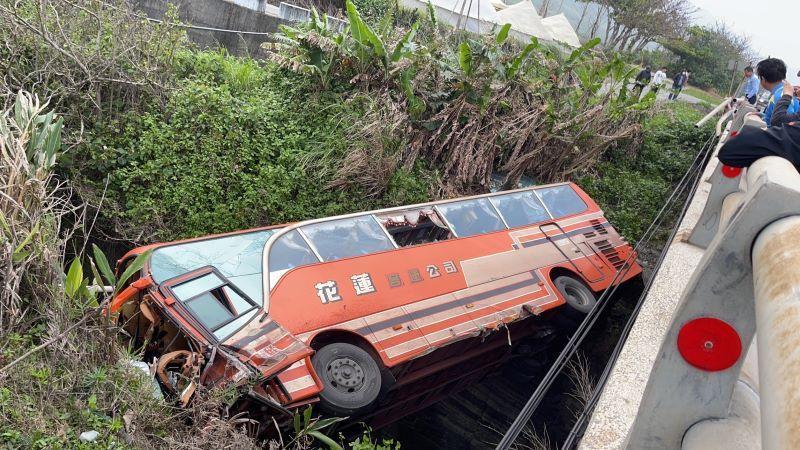 花蓮客運在豐濱鄉發生車禍事故摔落邊坡。(翻攝自花蓮最速報)