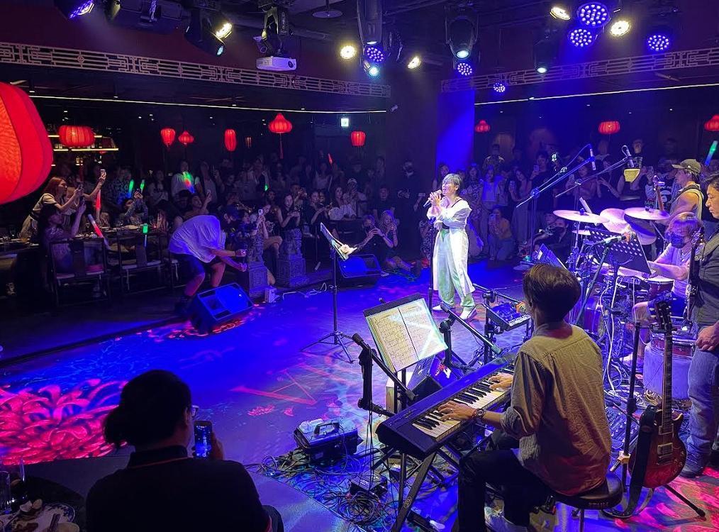 歌手李佳薇在餐酒館表演，吸引大批粉絲前往聆聽。（The Hermit隱餐飲集團提供）