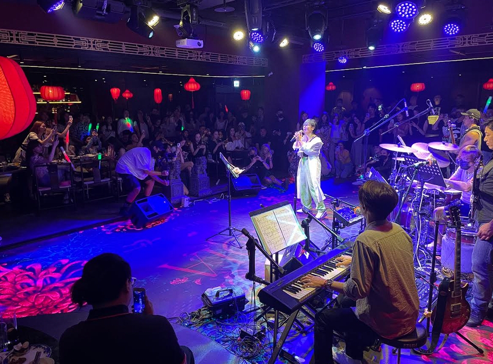 歌手李佳薇在餐酒館表演，吸引大批粉絲前往聆聽。（The Hermit隱餐飲集團提供）