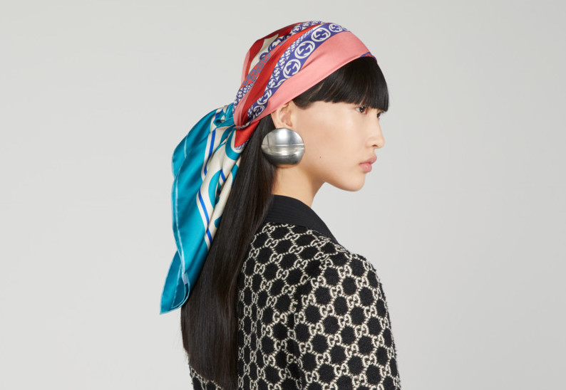 如果會善用方巾，綁在頭上很能讓自己出色。（古馳提供）
