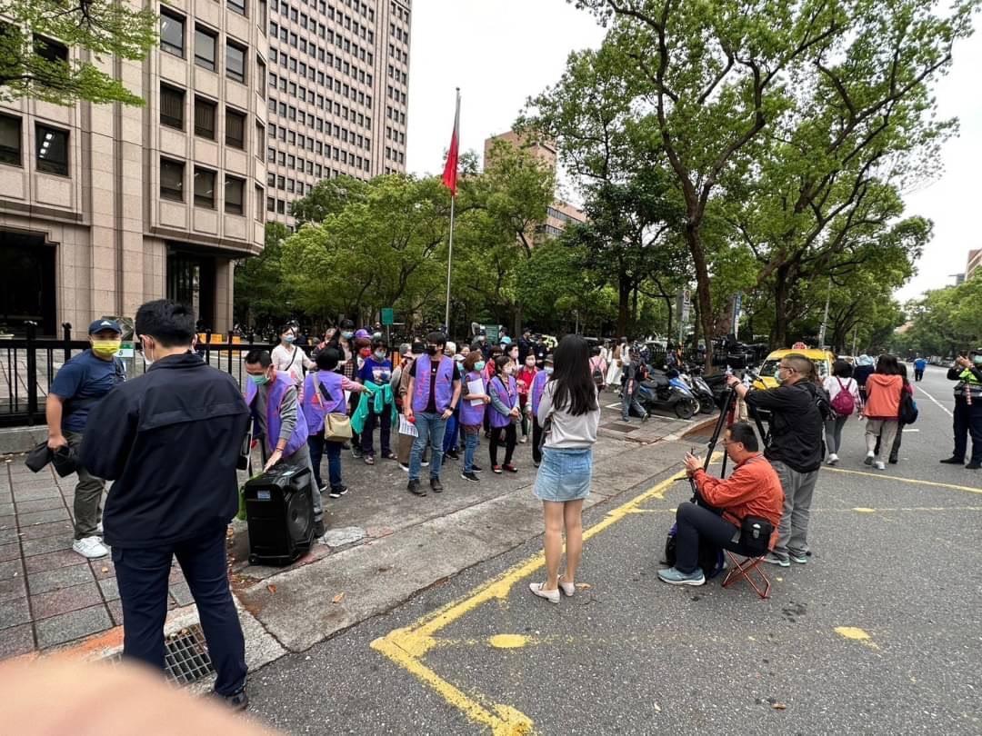 被剝削勞工在內政部前，希望公部門想想辦法。（台灣勞動派遣產業工會提供）