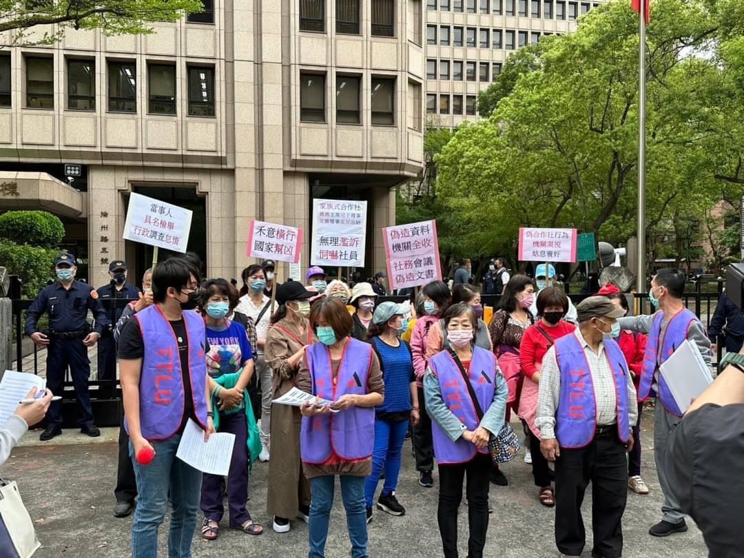 上百名受害勞工前往內政部前，舉牌抗議政府不作為，放任非法合作社剝削勞工。（台灣勞動派遣產業工會提供）