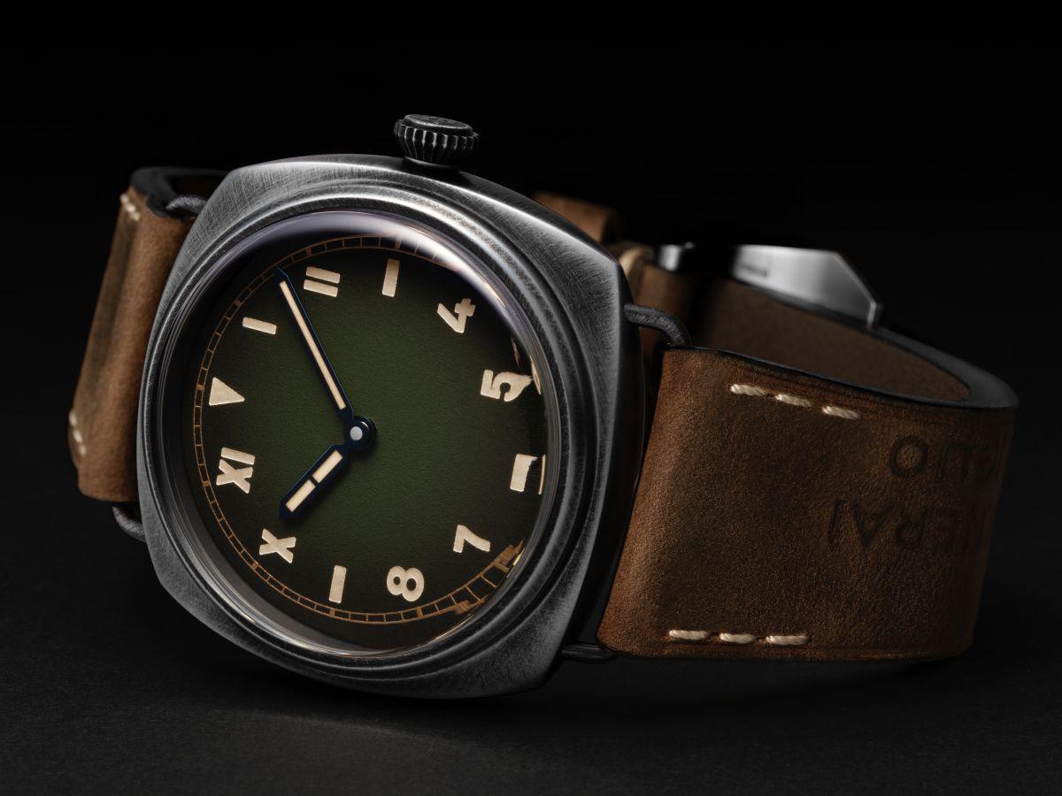PANERAI Radiomir Califonia PAM01349 沛納海重現1944年著名「加州面盤」腕錶,面盤極度乾淨無logo也可一眼識別,以漸層暗綠色來突顯時標的特色。錶殼採用獨家Brunito eSteel™呈現舊化質感,尺寸並從47mm縮小至45mm,以符合更多人的佩戴需求。機芯則搭載自製P.5000手上鏈機芯,擁有達8日的動力儲存。 功能:時、分指示 機芯:手上鏈機芯 定價約NT$378,000。