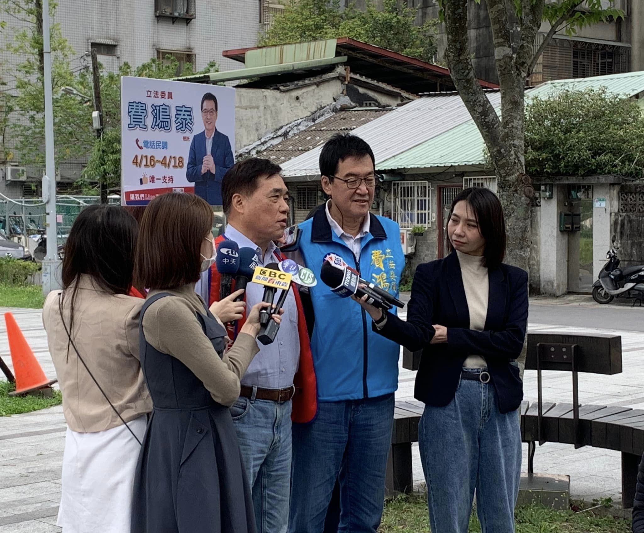 郝龍斌今與費鴻泰一起掃街，表態支持費鴻泰連任立委。（翻攝臉書）