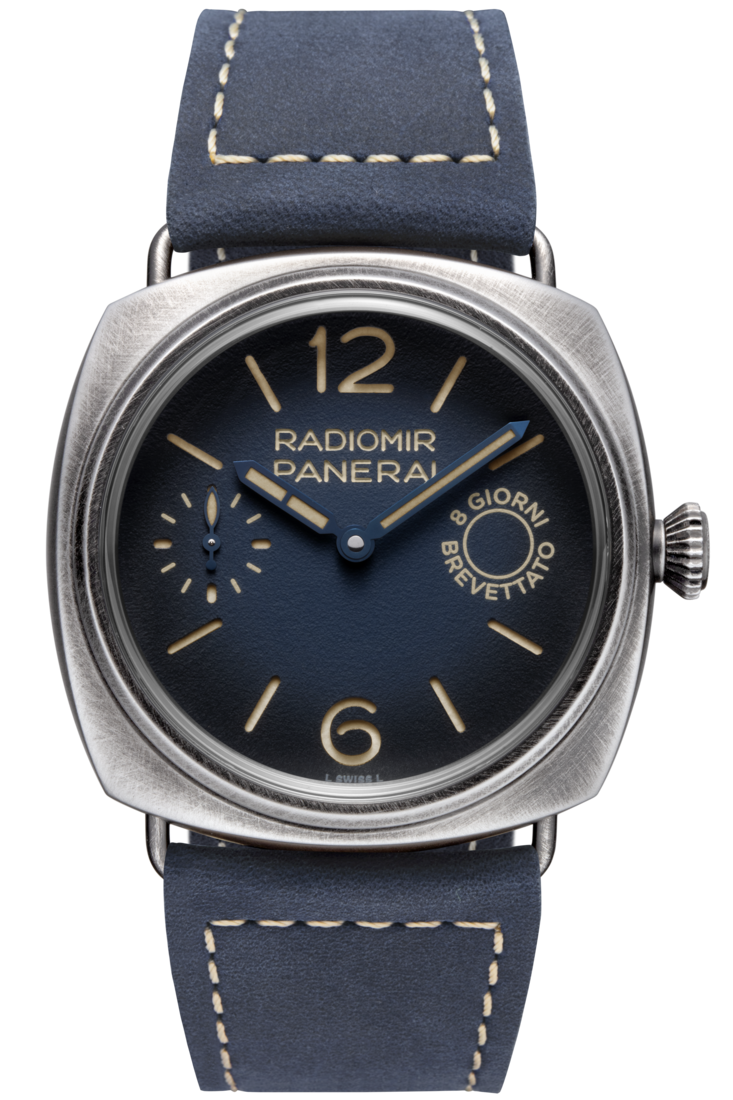 PANERAI Radiomir Otto Giorni 沛納海重新詮釋1935年為義大利海軍製造的第一枚軍用潛水腕錶,座墊形錶殼尺寸從47mm縮小至45mm,材質採用獨家Brunito eSteel™呈現舊化質感;漸層色三明治面盤,則取材自1956年為埃及海軍製造的八日鏈長動力腕錶設計。搭載自製P.5000手上鏈機芯,擁有達8日的動力儲存。 功能:時、分、小秒針指示 機芯:手上鏈機芯 定價約NT$299,000。