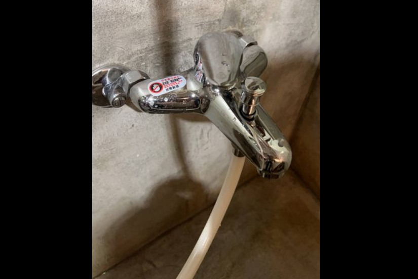 一名網友家人找水電工來家中換水龍頭，竟被收5,800元，懷疑被店家坑殺。（翻攝PTT）