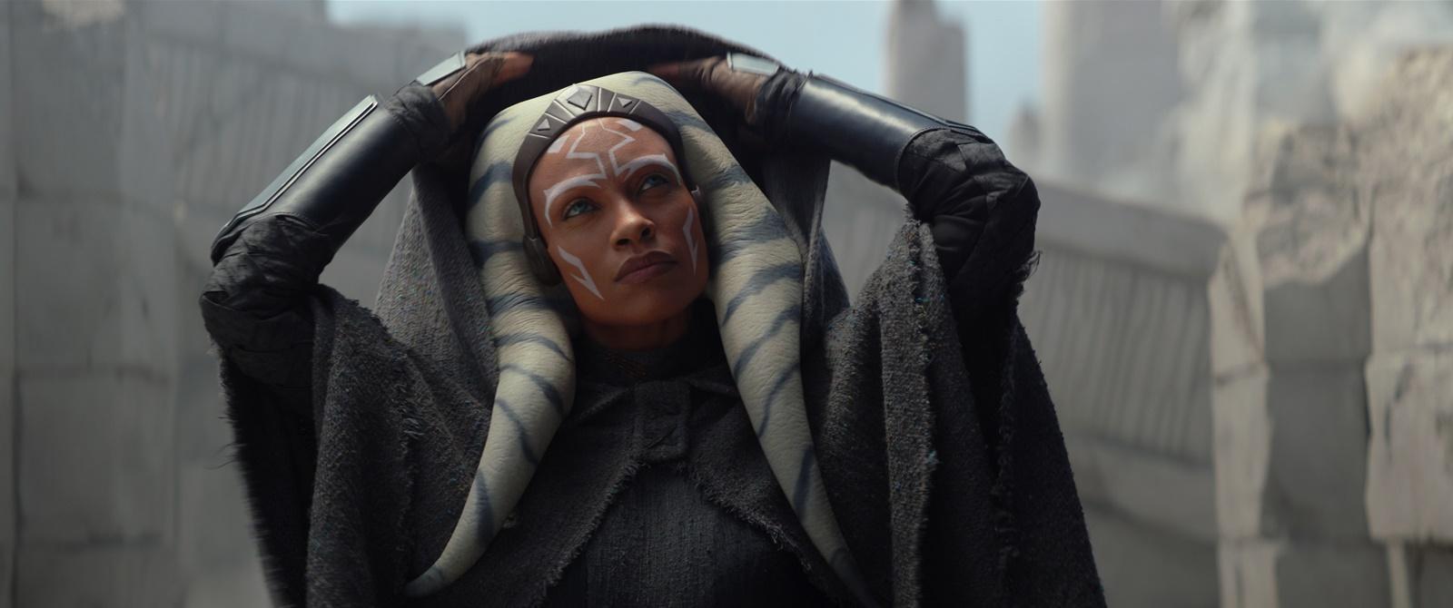 羅莎瑞道森在影集《亞蘇卡》的扮相神還原動畫中的設定。(Disney+提供)