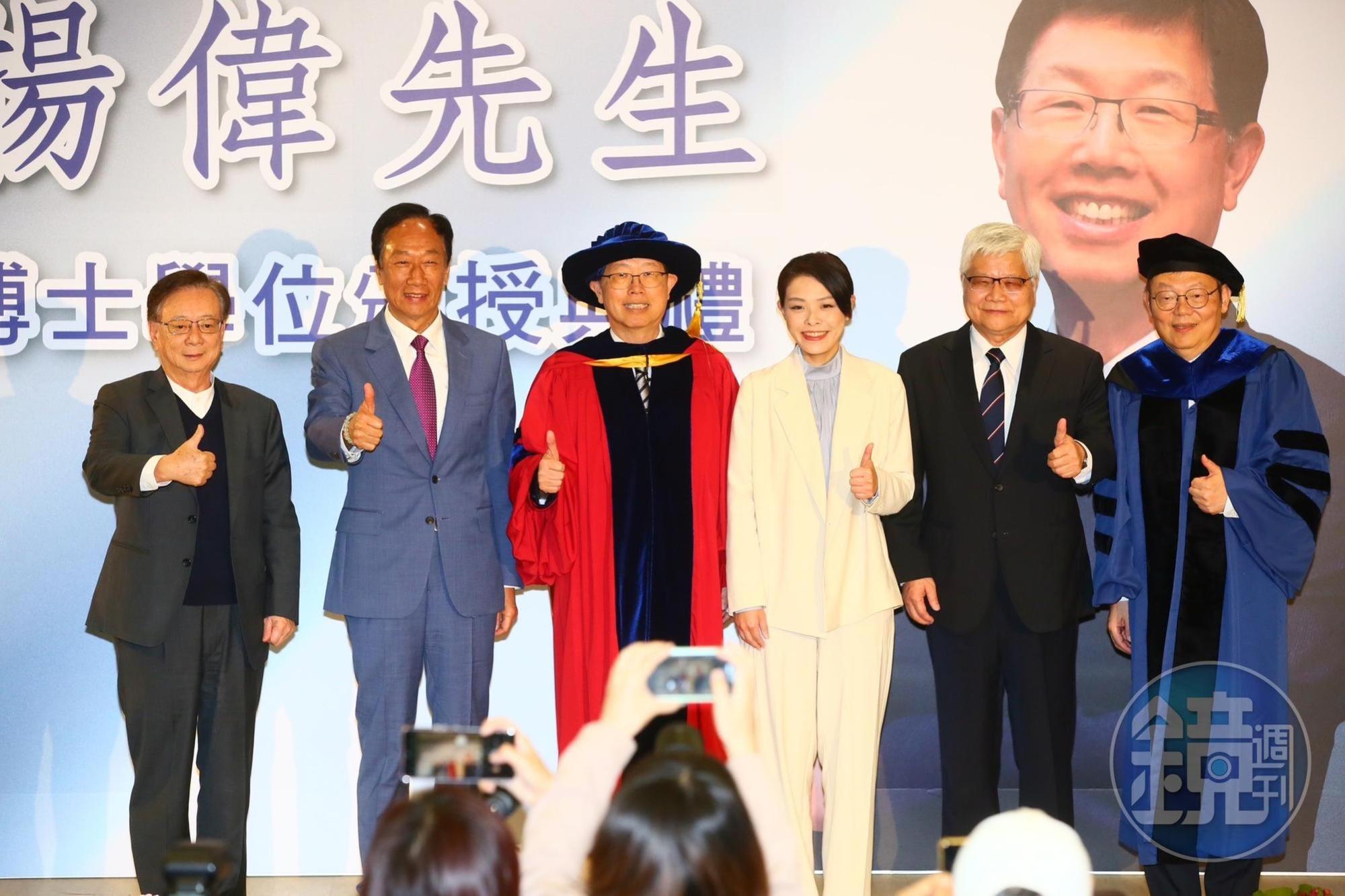 鴻海董事長劉揚偉今(8日)獲頒陽明交大名譽博士,鴻海創辦人郭台銘與台積電總裁魏哲家雙雙到場祝賀。