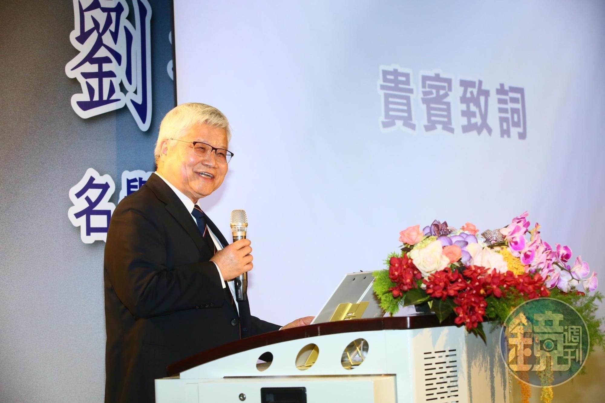 台積電總裁魏哲家上台致詞時,幽默笑說「我還跟一個快要有總統資格的人坐在一起。」