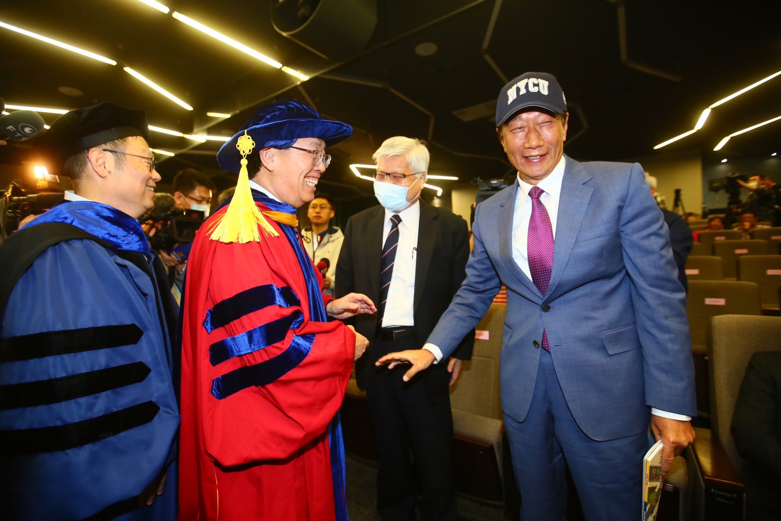 郭台銘致詞時，不忘虧笑魏哲家該學學劉揚偉，「用他的方法來教訓他的老闆，讓他的老闆感激不盡，還把接班的位置傳給他。」