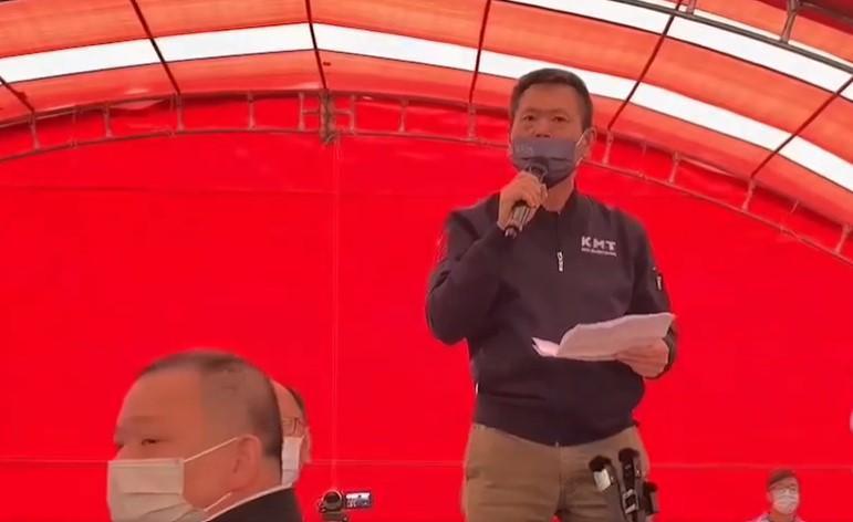 新豐鄉忠孝公園今(8日)舉行生命園區第二場說明會,林為洲發言時與抗議民眾對飆爆粗口。(翻攝自彭致豪 臉書)