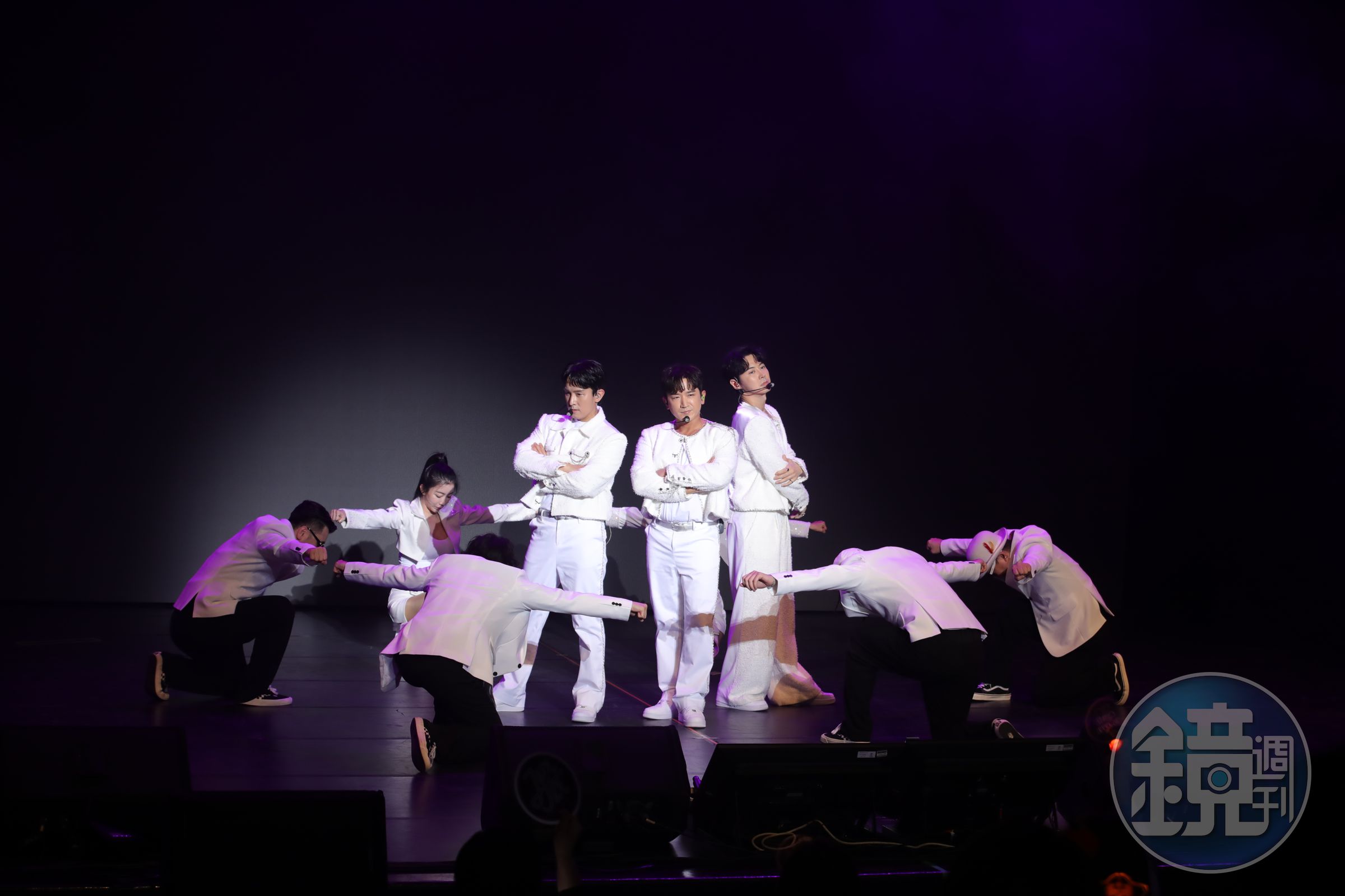 神話DWJ成員金烔完（左起）、李玟雨與前進開場即帶來兩首歌曲炒嗨氣氛。（大藝未來提供）