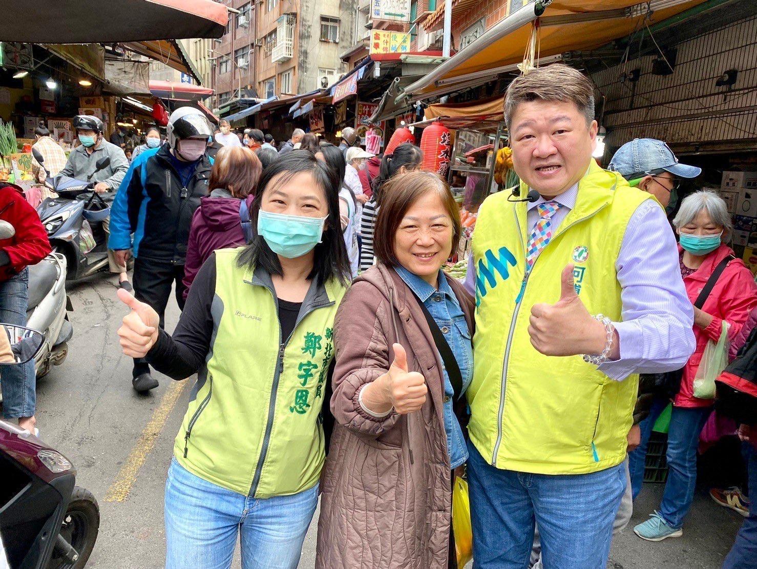 民進黨新北市第1選區立委候選人何博文於4月9日上午展開市場拜票行。(何博文服務處提供)
