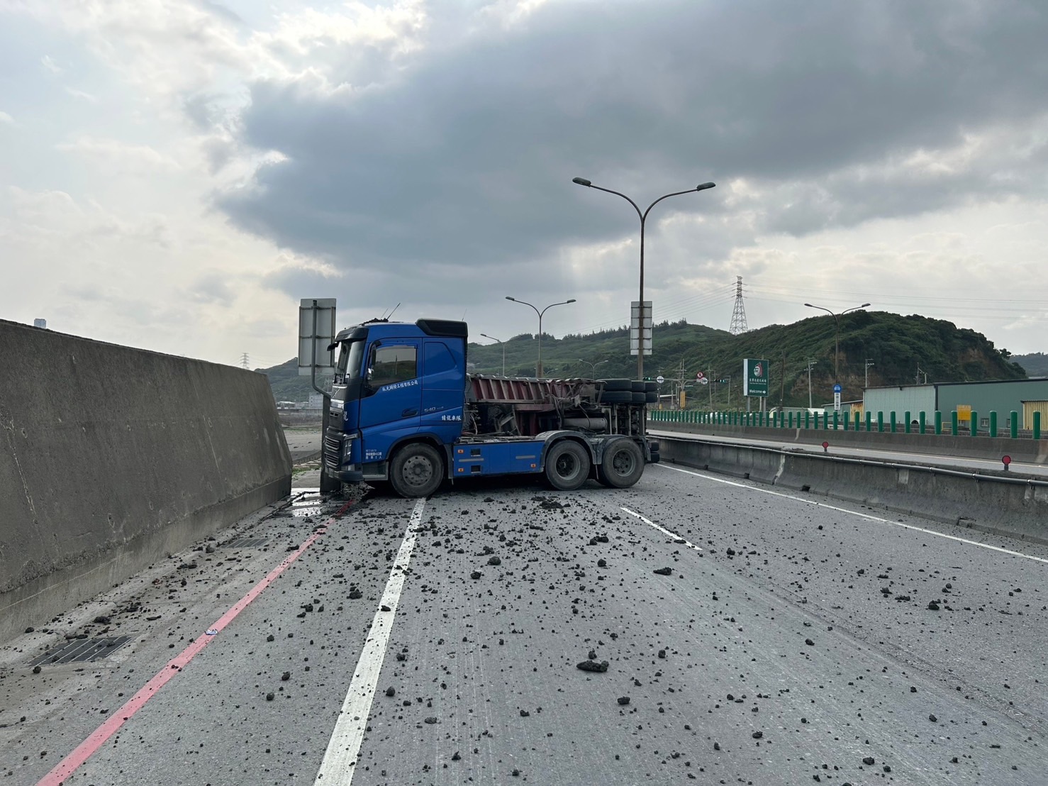 昨（8）日早上8時許新北市林口區台15線南下22.1K處發生一起交通事故，載運土石的聯結車自撞翻覆，車輛橫堵車道。（翻攝畫面）