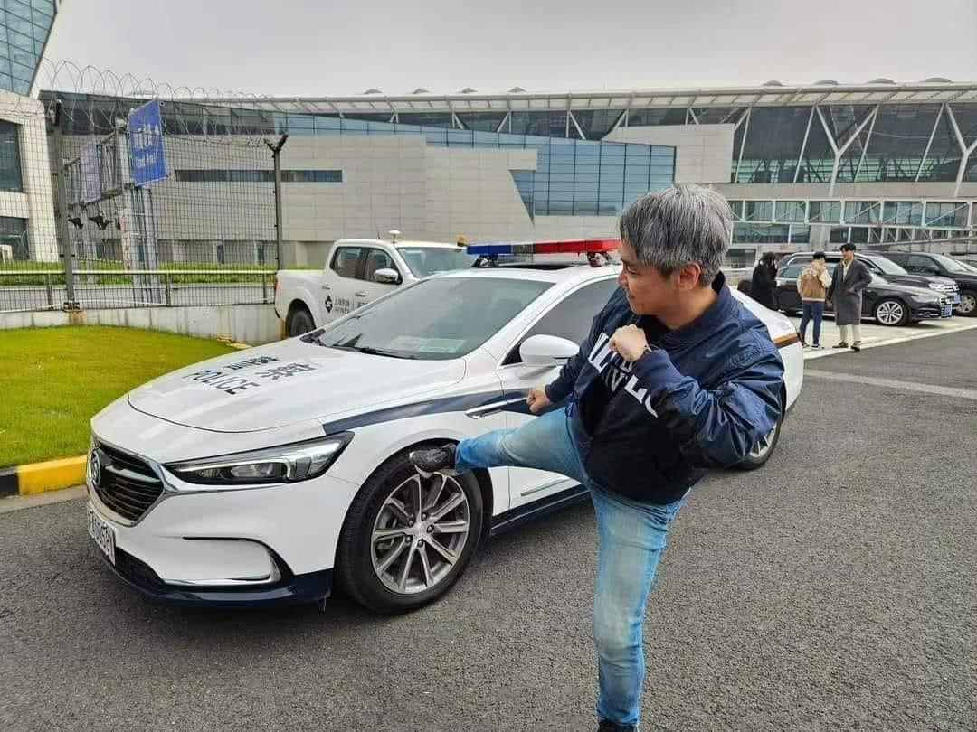 政大法律系教授廖元豪曬出作勢腳踹中國警車的照片，還直呼「對著公安的警車『反攻大陸』」，結果引起中國網友撻伐。（翻攝自廖元豪臉書）