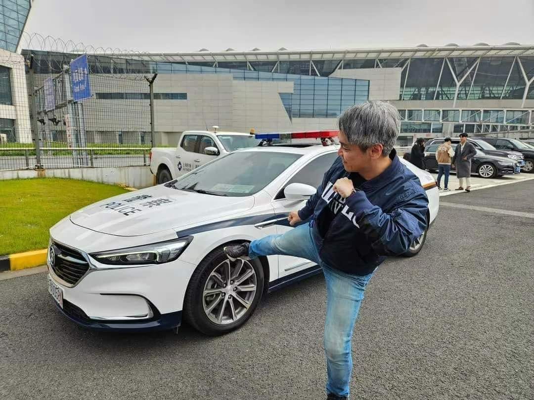 政大法律系教授廖元豪曬出作勢腳踹中國警車的照片，還直呼「對著公安的警車『反攻大陸』」，結果引起中國網友撻伐。（翻攝自廖元豪臉書）