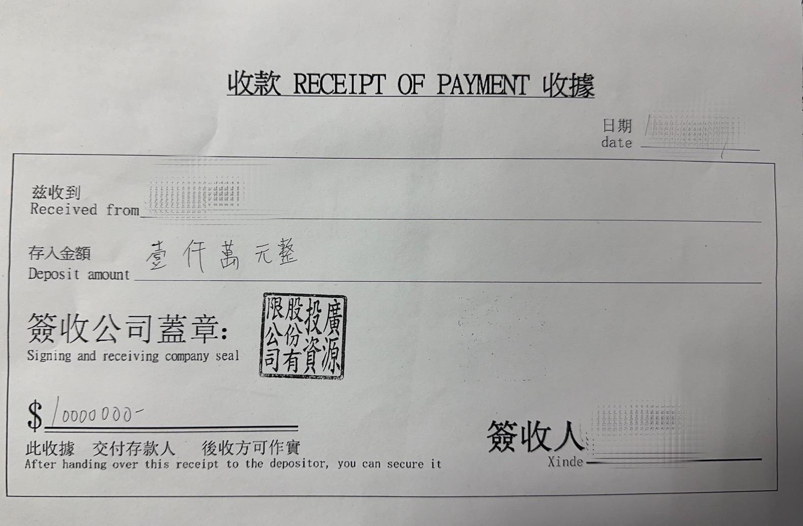 車手與高女在早餐店內清點現金。(警方提供)