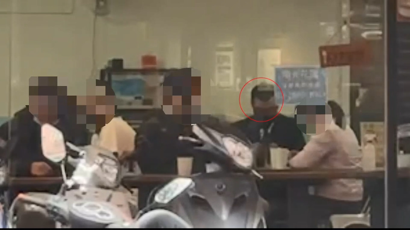 車手與高女在早餐店內清點現金。（警方提供）