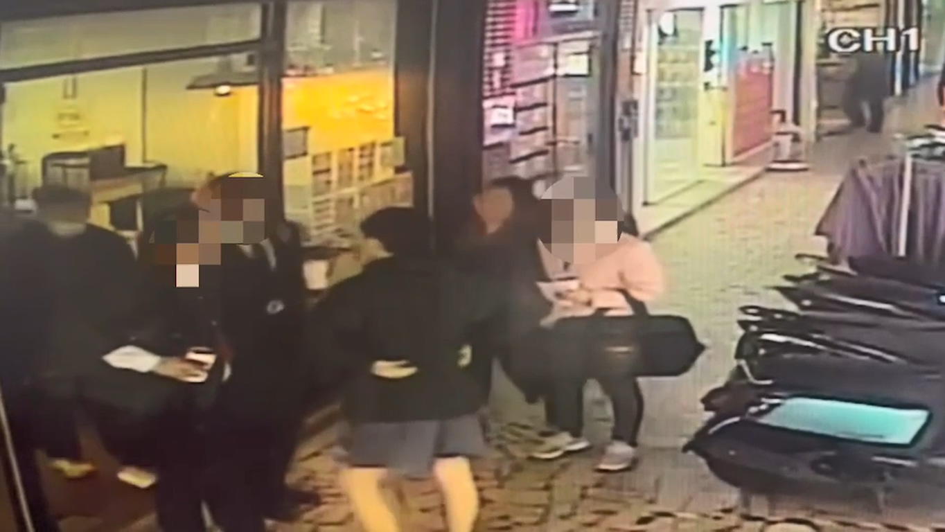 警方趁車手步出早餐店時將2人逮捕。（警方提供）