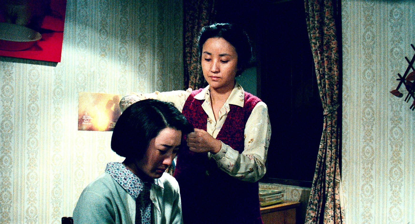 以「為你好」為由,陳秋燕將飾演女兒的蘇明明頭髮剪到如狗啃般,展現強大控制欲。(海鵬提供)