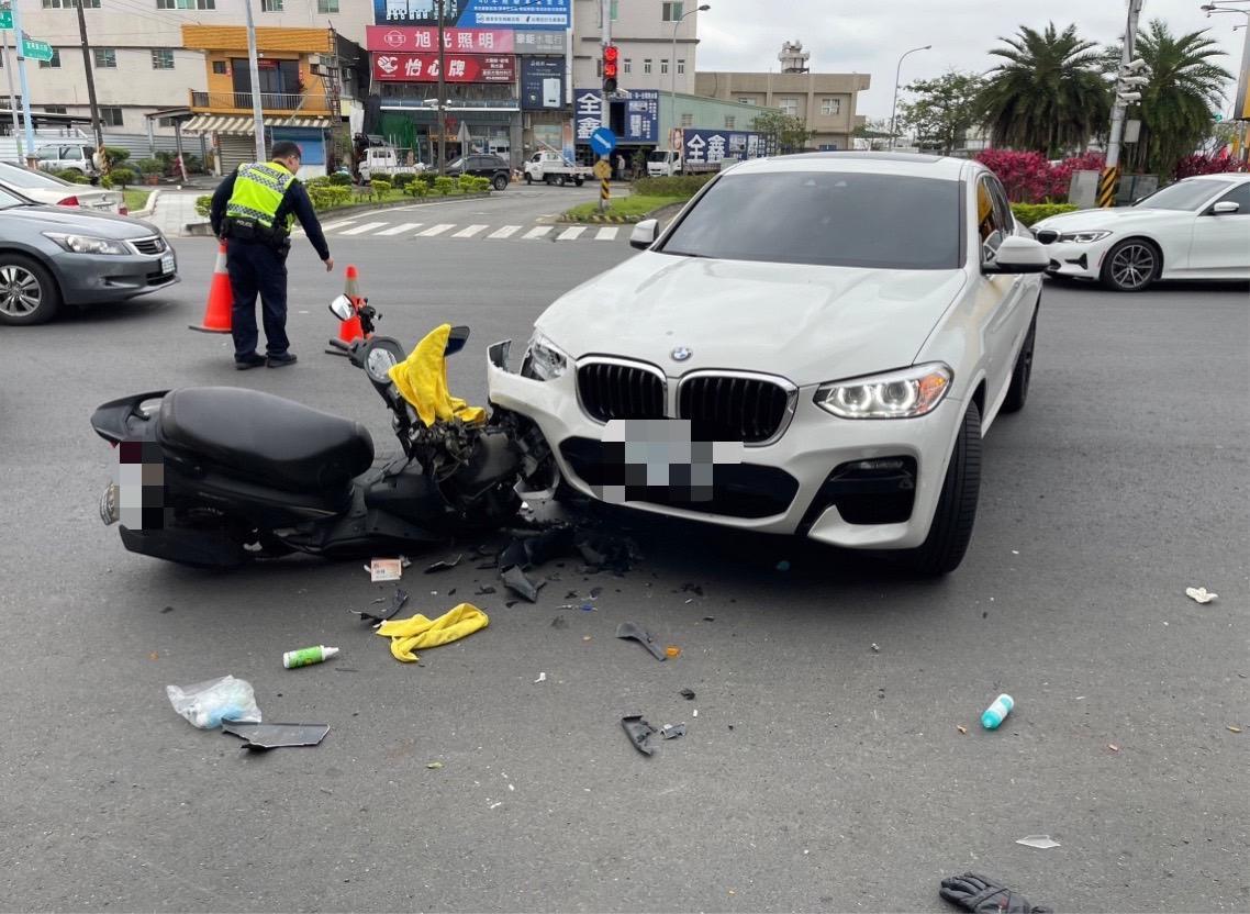 白色BMW轎車與機車發生車禍。(讀者提供)