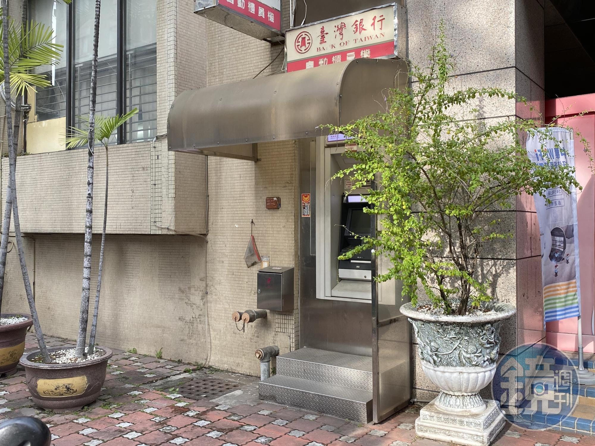 民眾今日起可前往指定金融機構(含郵局)貼有「全民共享普發現金」識別貼紙的ATM機台領取;ATM示意圖。(本刊資料照)