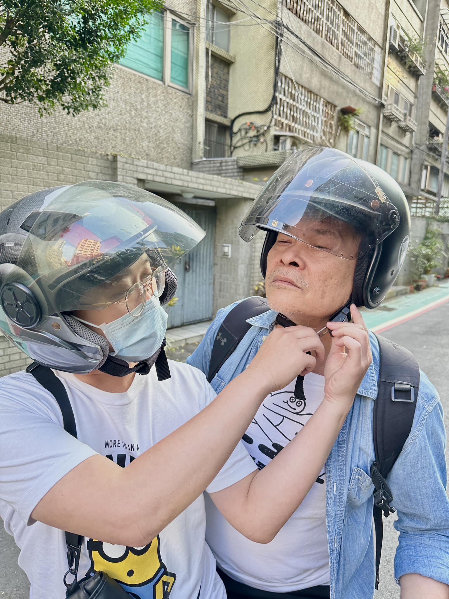 澎恰恰最近又開始賣起泡菜,兒子皮皮和他一起騎機車出門送貨。(翻攝自澎恰恰臉書)