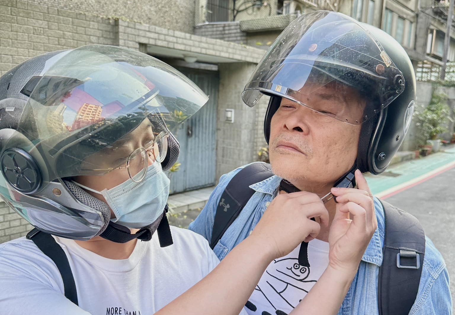 澎恰恰最近又開始賣起泡菜，兒子皮皮和他一起騎機車出門送貨。（翻攝自澎恰恰臉書）