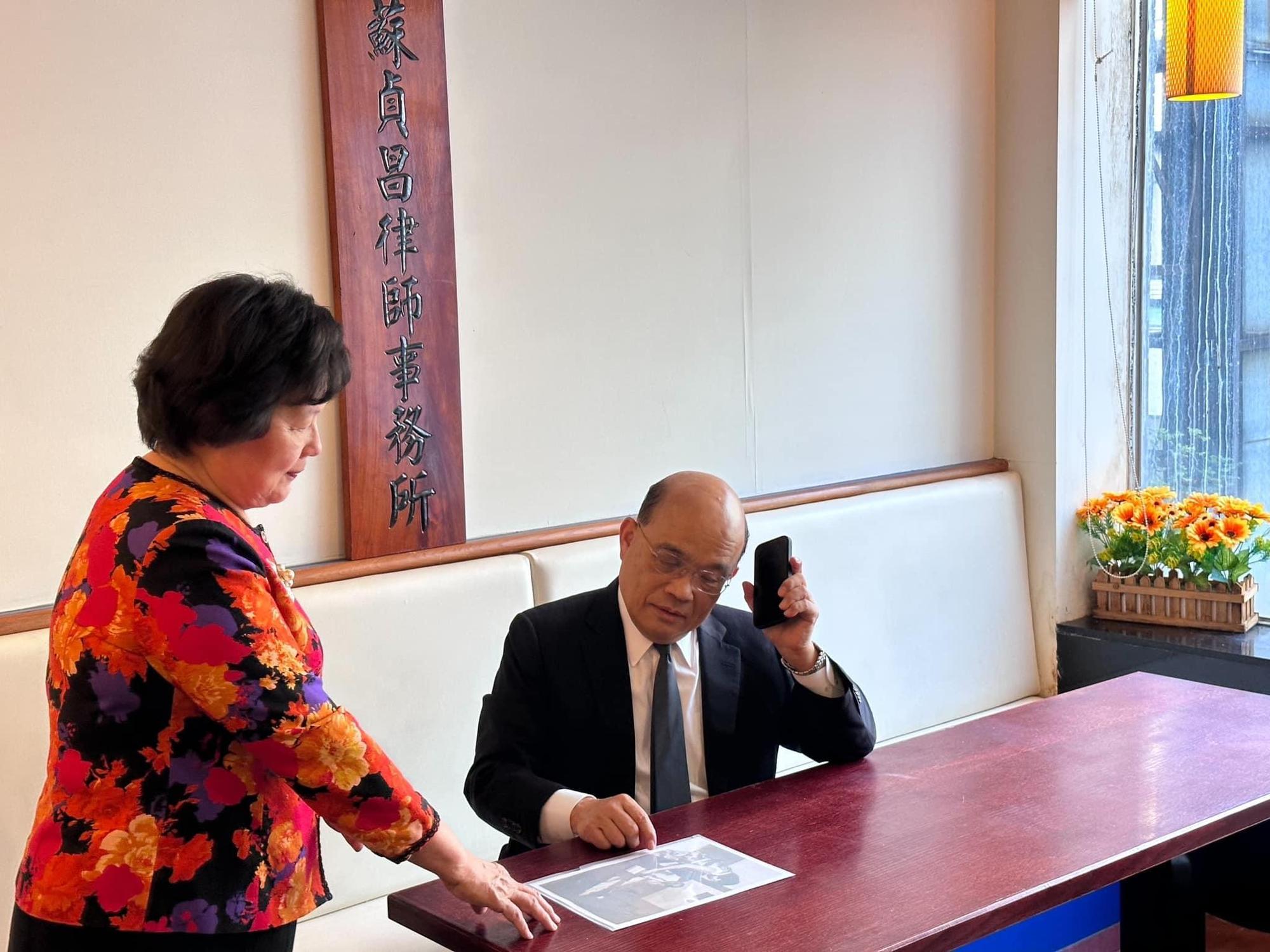 蘇貞昌和太太還原了50年前的照片。（翻攝自蘇巧慧臉書）