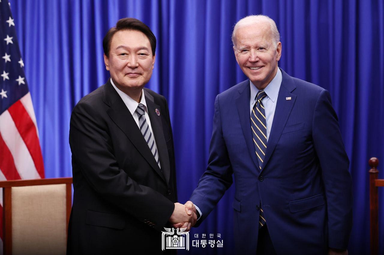 外媒爆美國長期監聽南韓，目前南韓官員態度趨於信任韓美同盟；圖為南韓總統尹錫悅（左）與美國總統拜登（右）。（翻攝自推特@President_KR）