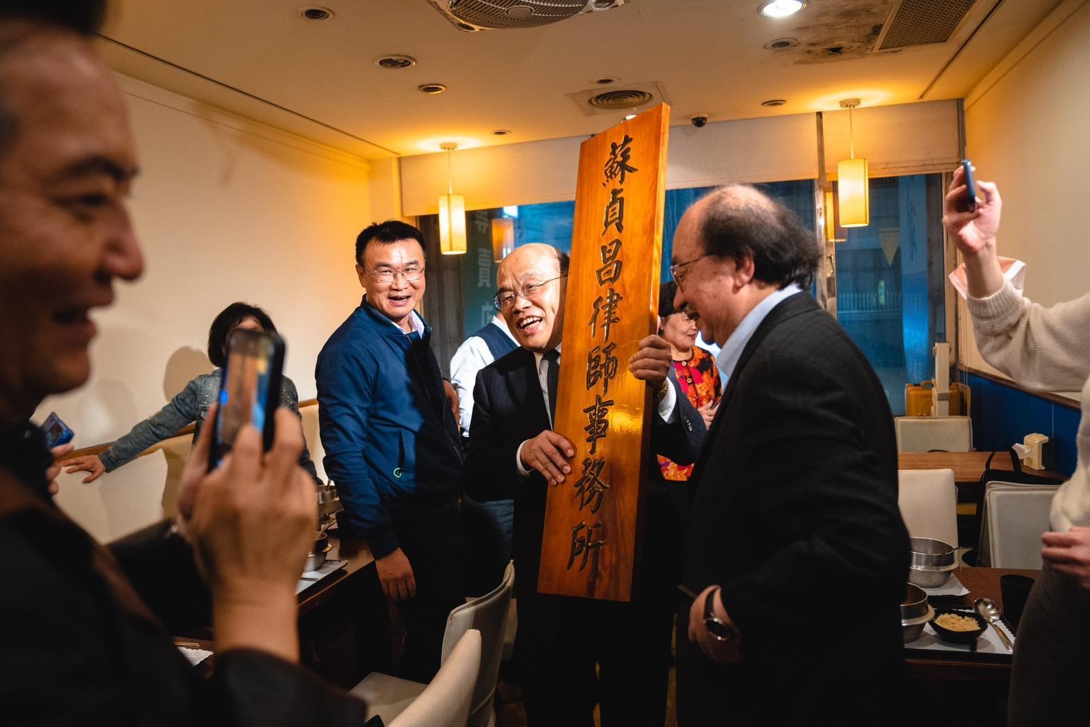 蘇貞昌扛著招牌，回到發跡處。（翻攝自蘇貞昌臉書）