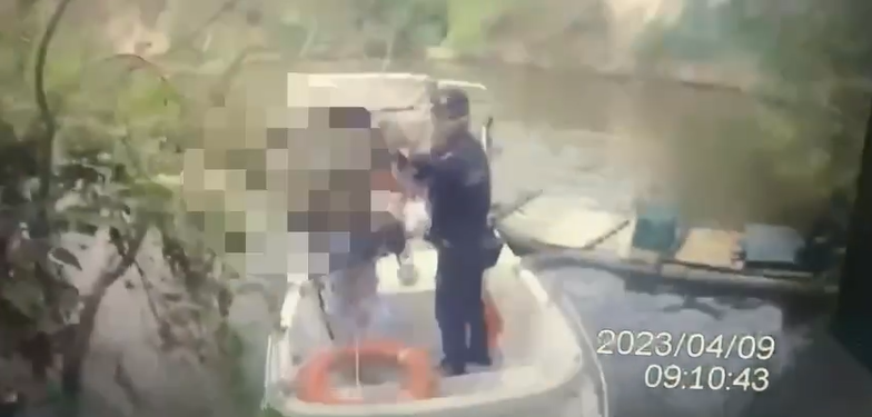 警方乘坐動力小船將3人逮捕。（翻攝畫面）