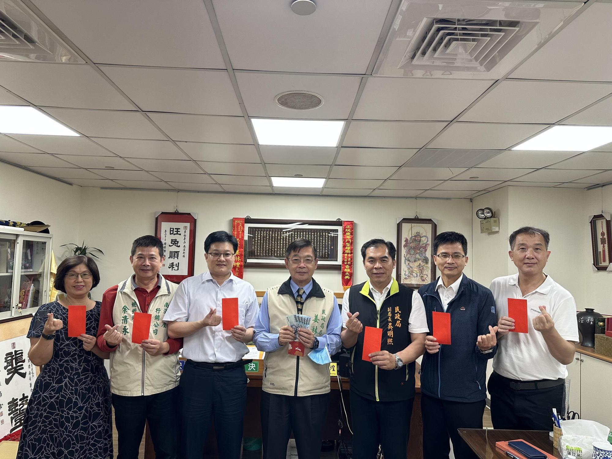台南市民政局長姜淋煌帶頭將個人普發金額全數捐給「平民安葬專戶」,並有多位熱心人士也響應樂捐做公益。(台南市民政局提供)